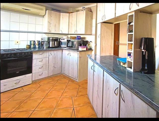 4 BEDROOM TOWNHOUSE FOR SALE IN LANGENHOVENPARK